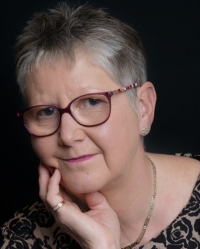 Lesley Downs Dip Psychotherapeutic Counselling. MBACP (Reg), Relationship Coach Lesley Downs Dip Psychotherapeutic Counselling. MBACP (Reg), Relationship Coach